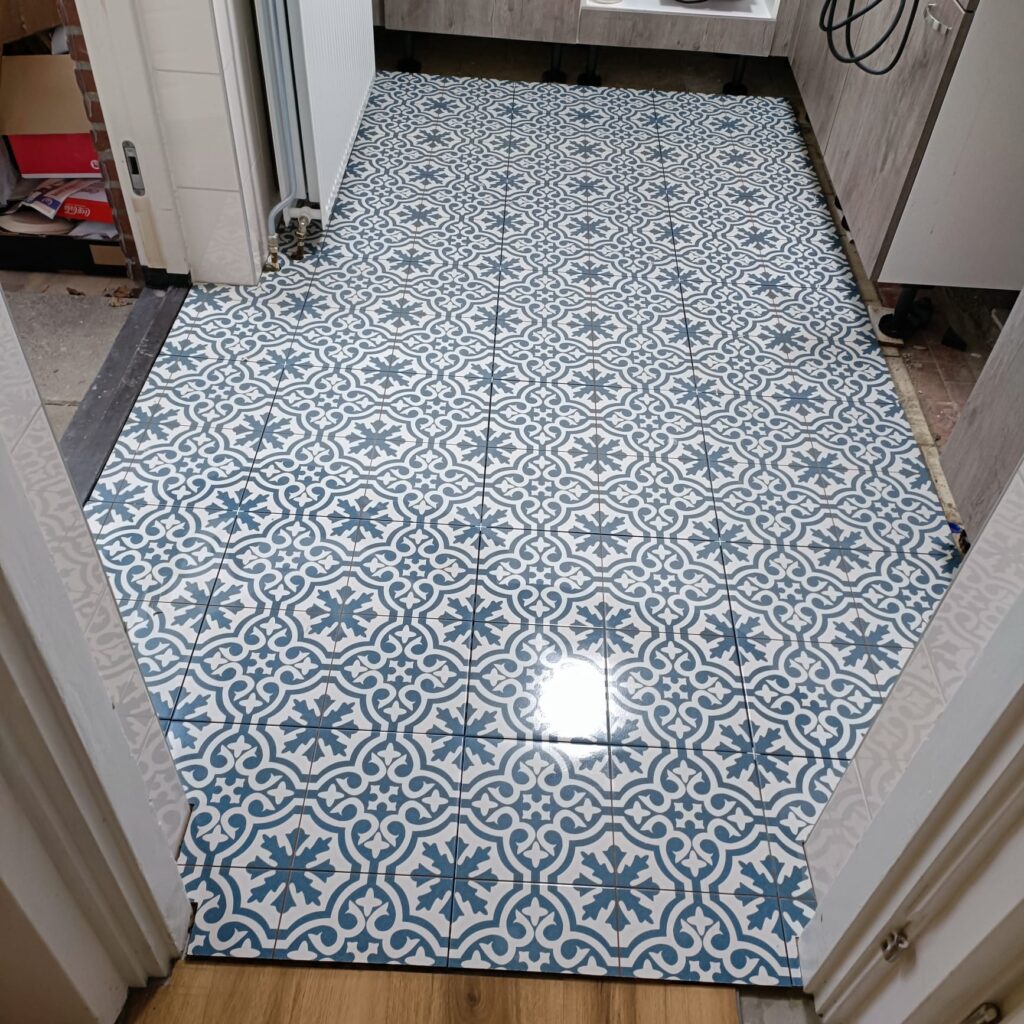 Blauw-witte patroontegelvloer in kleine ruimte