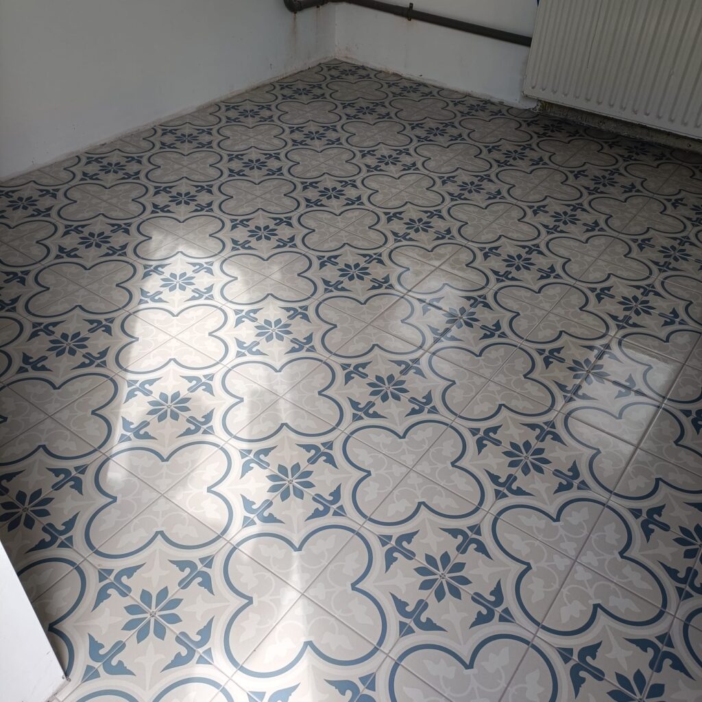 Decoratieve patroontegelvloer in blauw en beige