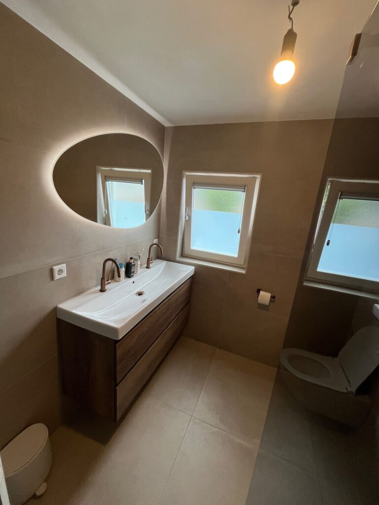 Volledig gerenoveerde badkamer met strak tegelwerk