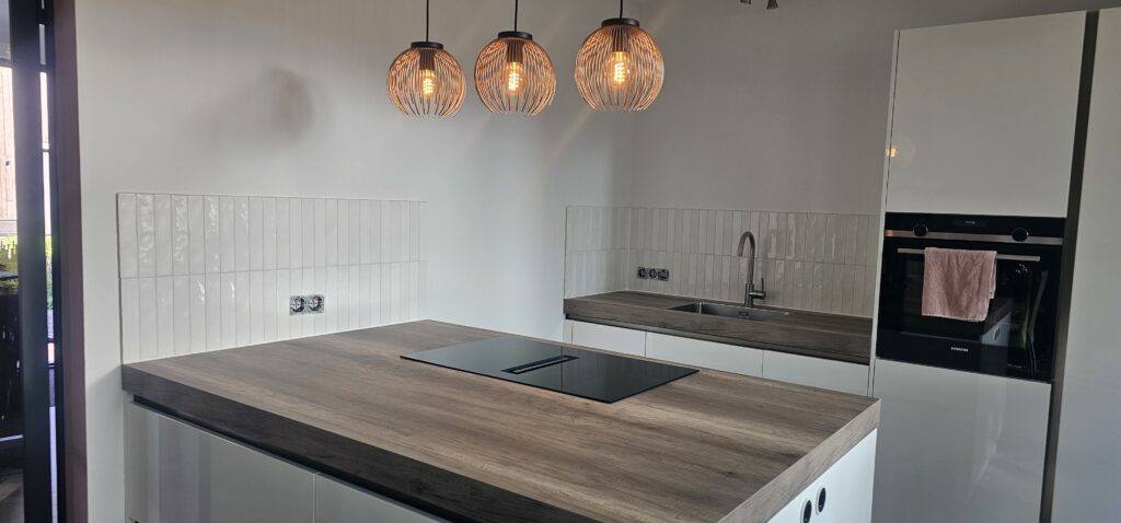 Witte verticale keukenwand met langwerpige tegels