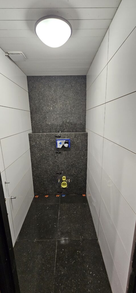 Moderne toiletruimte met zorgvuldig geplaatst tegelwerk