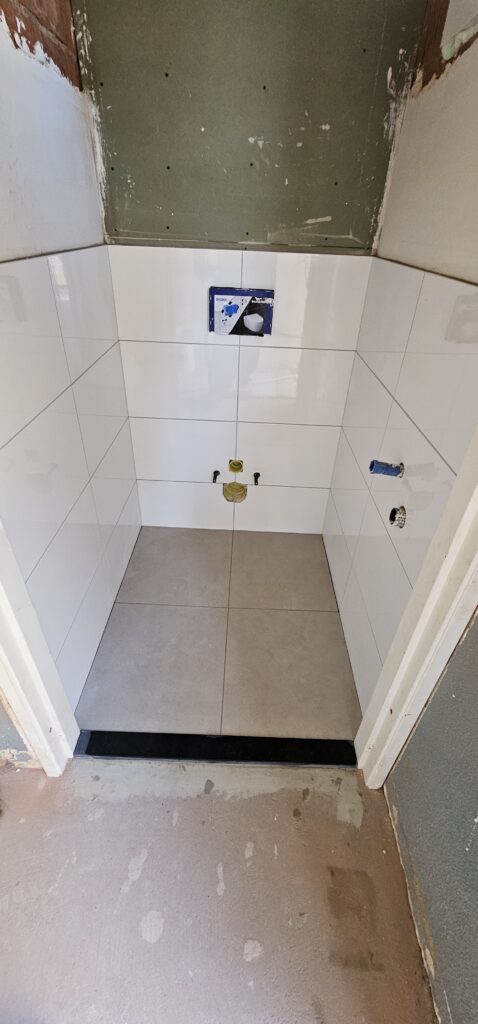 Toiletrenovatie met strak wandtegelwerk en nette afwerking
