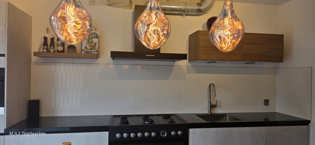 Witte verticale tegels in moderne keuken