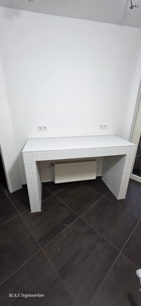 Maatwerk meubel bekleed met witte tegels