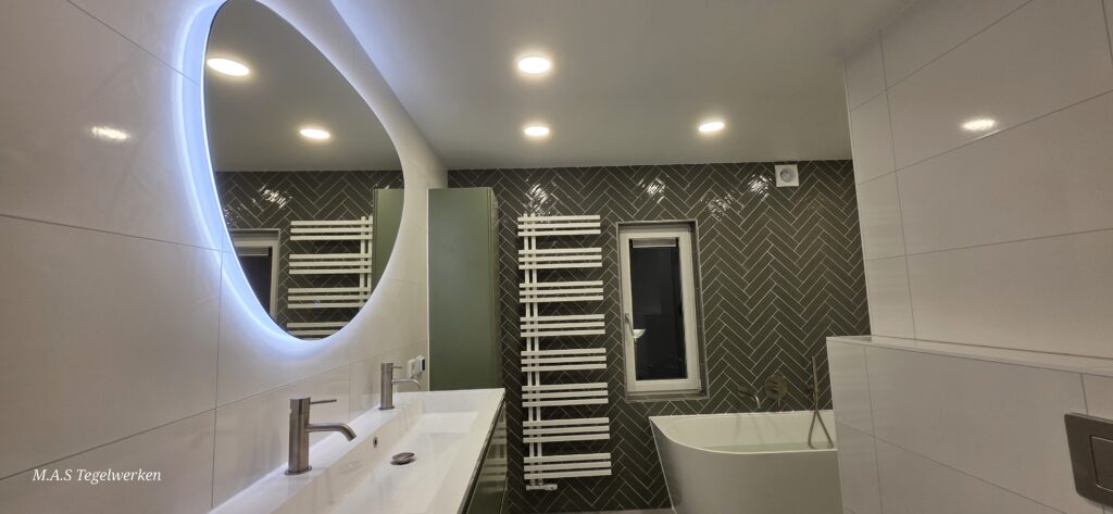 Complete badkamerrenovatie met visgraat tegelwand